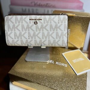 MICHAEL KORS Jet Set Charm Vanilla Lugg Logo Print  Wallet EUC